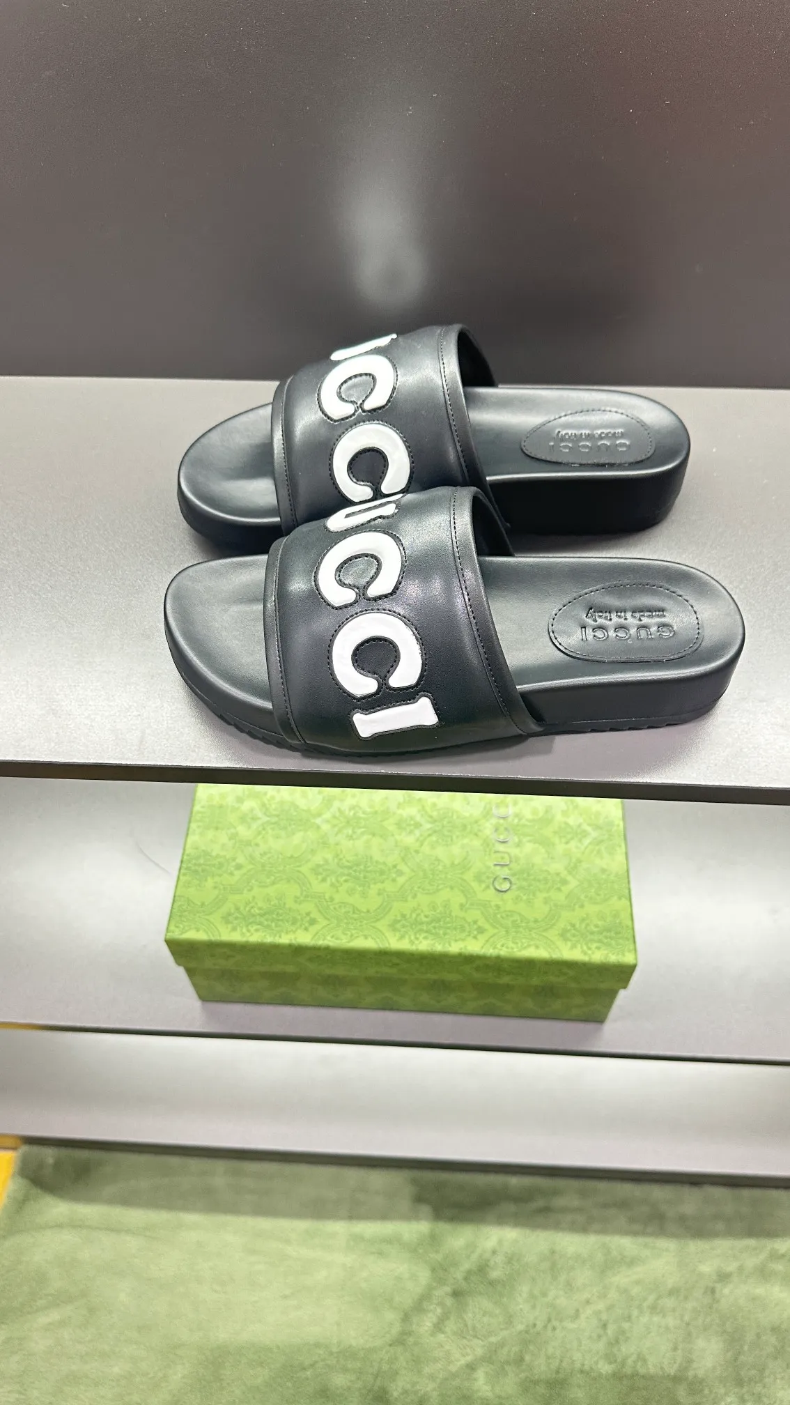 [G Family Couple Style] P: 320💰Female size 36~40 Men's size 39~45, (46. Custom-made GG slippers for men and women. This slipper is made of GG polyester fiber and is decorated with a Gucci label on the front, which adds a striking logo feel to the style. Beige GG recycled polyester fiber, same size for men and women, leather trim